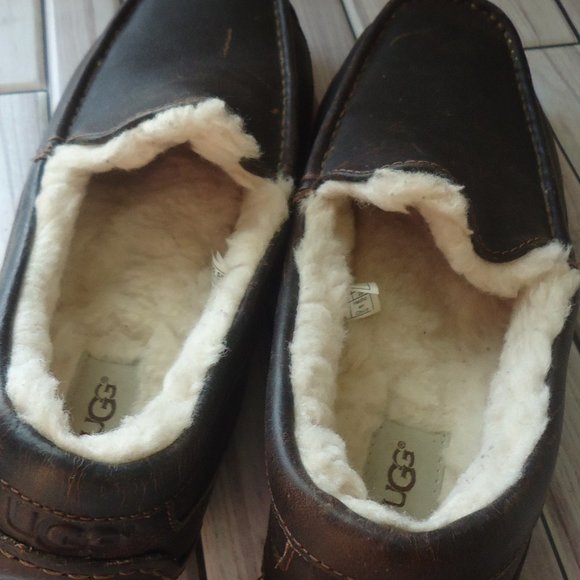 SIZE 11. UGG shearling lined leather slippers/loafers. main image 5